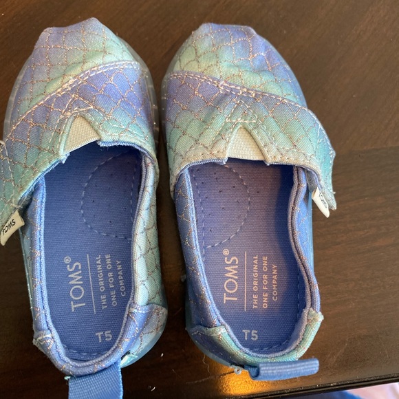 Set of 2: 1) Tom’s slip on shoes. Velcro closure & 2) Teva multicolored sandals - Picture 4 of 7